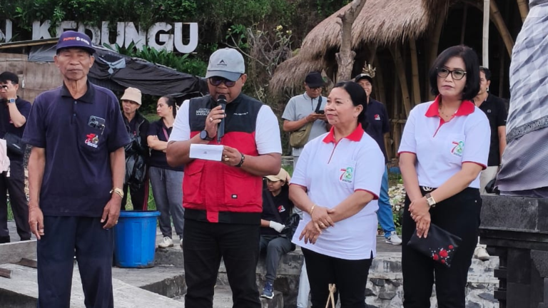 Kegiatan Bersih-Bersih di Pantai Kedungu